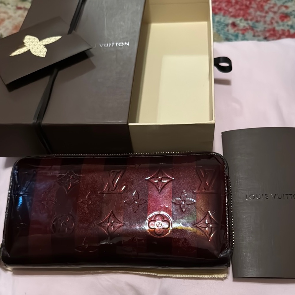 ❤️🖤🪪🌟Louis Vuitton Deep Red vernis rayures